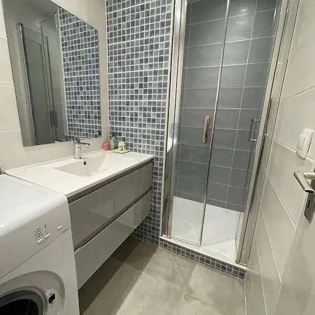 Villa T4 Mezzanine Climatisee Avec Parking, Proche Et Port A Saint-cyprien - Fr-1-793-28 *