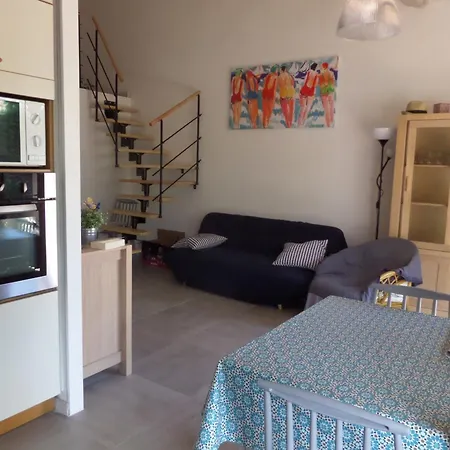 Villa T4 Mezzanine Climatisee Avec Parking, Proche Et Port A Saint-cyprien - Fr-1-793-28 *